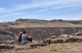 Descansando e observando a paisagem da região onde está a Cueva de Las Manos, no sul da patagônia, na Argentina